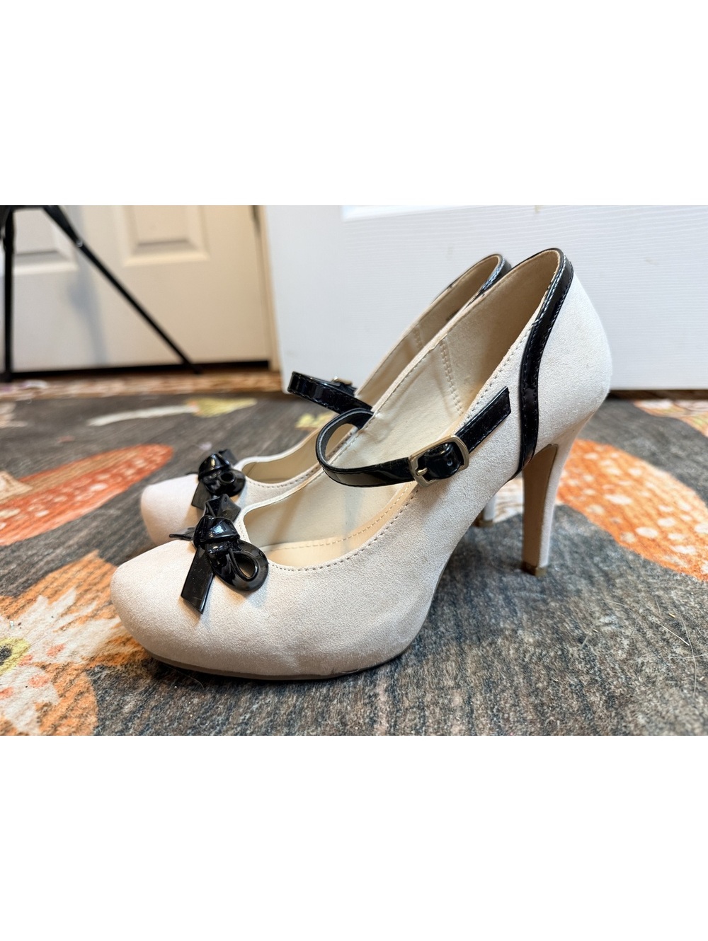JustFab Cream Mary Jane Heels with Black Bow Size 6.5